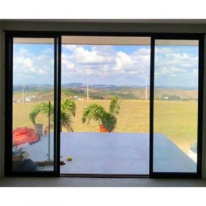 PORTA SACADA 4 FOLHAS ALUMINIO PRETO VIDRO INTEIRO DE 6MM VIDRO LISO INCOLOR COM FECHADURA E PUXADOR CONCHA